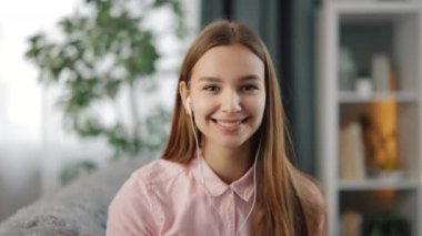 Görüntülü arama sırasında el sallayan ve konuşan kadın.