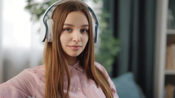 Kvinde ved hjælp af hovedtelefon til at lytte musik – Stock-video