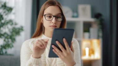 Masada oturan ve dijital tablet kullanan kadın