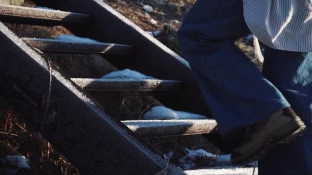 Femme marchant sur des escaliers en bois pendant l'hiver — Video