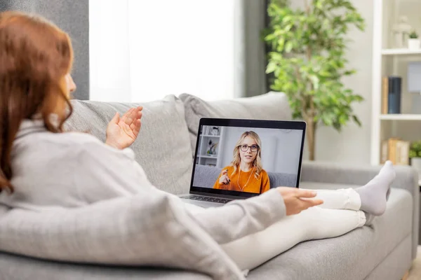 Usando o bate-papo de vídeo no laptop — Fotografia de Stock