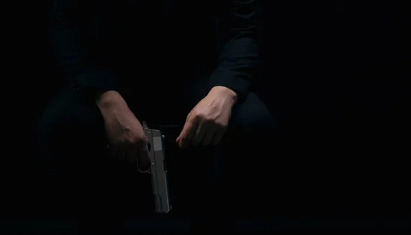 Gángster sosteniendo la pistola sobre fondo negro — Foto de Stock