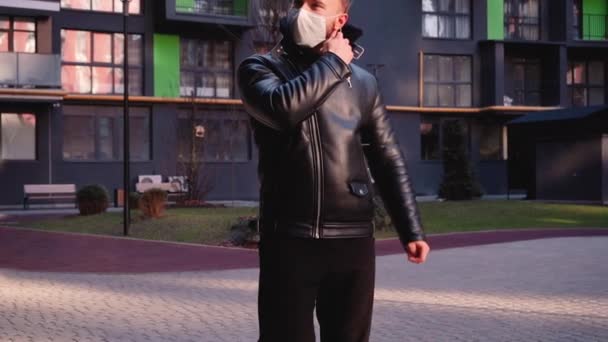 Muž házet lékařskou masku v koši venku — Stock video
