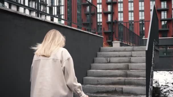 Ženský kurýr kráčí po schodech s poštovní schránkou — Stock video