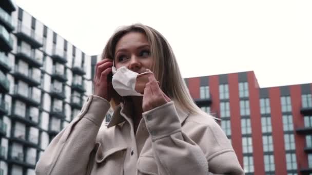 Vonzó nő orvosi maszkot visel a szabadban — Stock videók