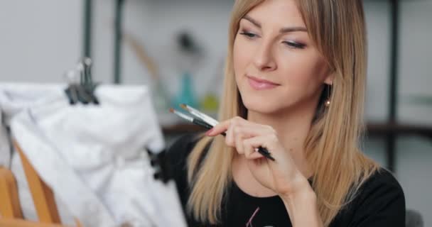 Frau benutzt Pinsel und bunte Farben zum Zeichnen — Stockvideo