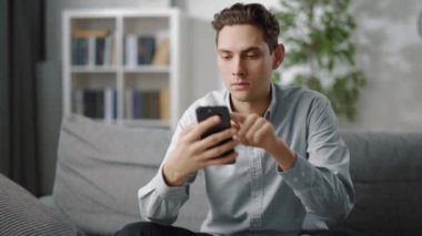 Evde Akıllı Telefon Kullanan Genç Adam