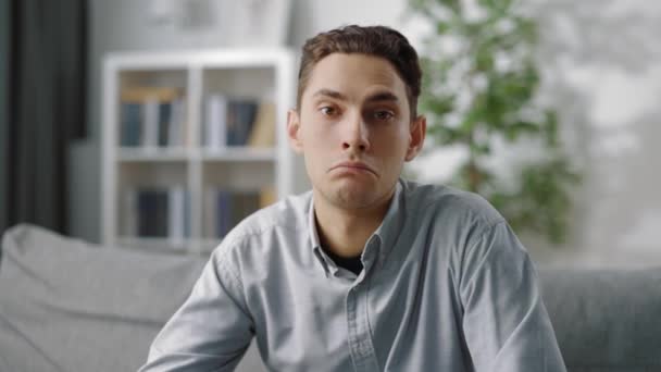 Seriöser Mann bei Online-Treffen von zu Hause aus — Stockvideo