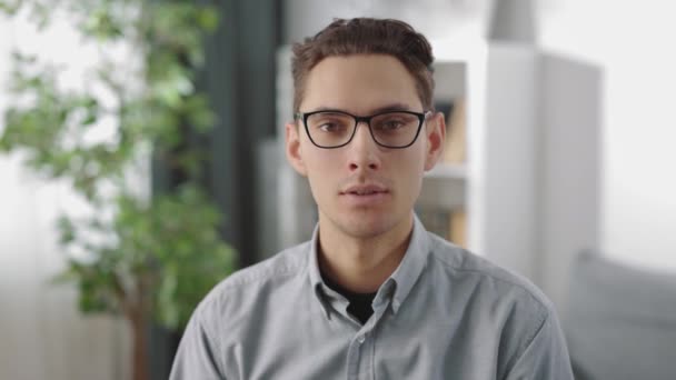 Muž v brýlích mluví během videohovoru — Stock video
