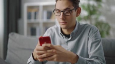 Evde Akıllı Telefon Kullanan Genç Adam