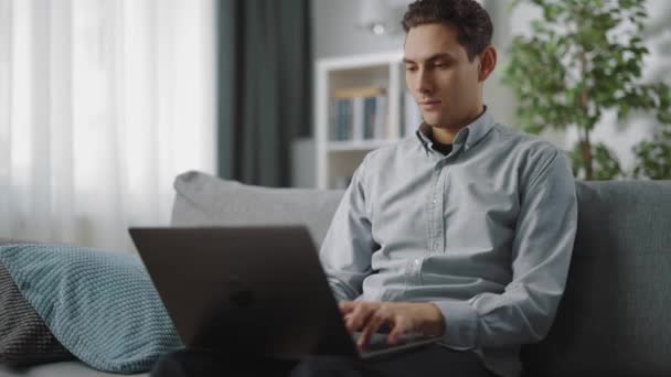 Mann benutzt Laptop für die Arbeit zu Hause — Stockvideo