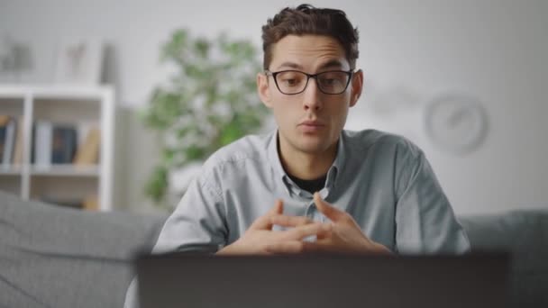 Hombre hablando durante la videollamada en portátil — Vídeos de Stock