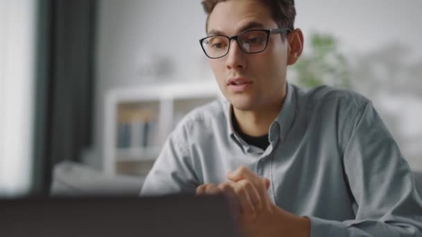 Hombre usando el ordenador portátil para el chat de vídeo — Vídeo de stock