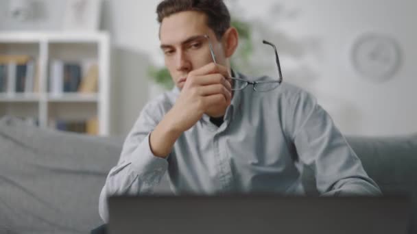 Чоловік відчуває втому після роботи на ноутбуці — стокове відео
