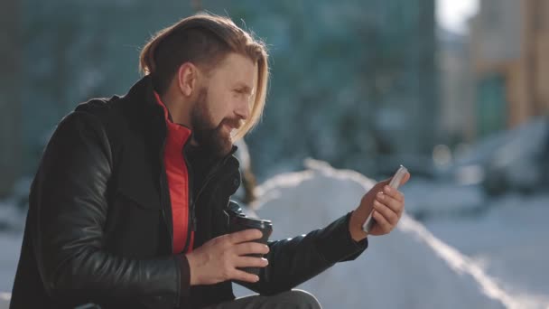 Homem usando smartphone para vídeo chat ao ar livre — Vídeo de Stock