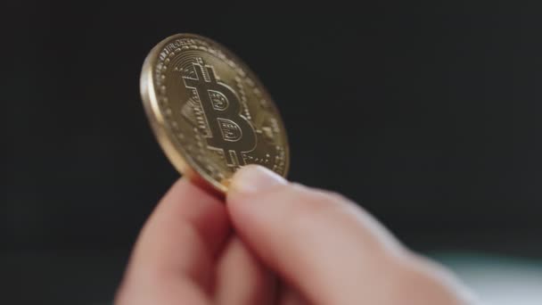 Close-up van mannelijke hand houden bitcoin teken — Stockvideo