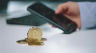 Borsayı kontrol etmek için akıllı telefon kullanan adam
