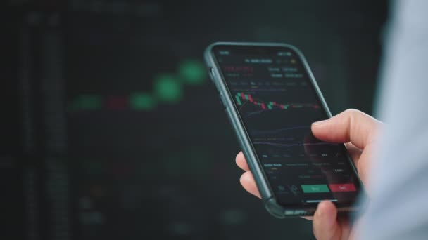 Mann benutzt Smartphone zur Überprüfung des Bitcoin-Preises — Stockvideo