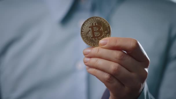 Hombre mostrando moneda bitcoin física — Vídeos de Stock