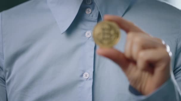 Businessman holding golden bitcoin — Stock Video