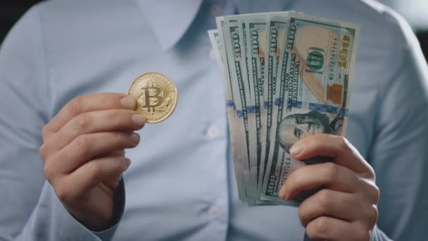 Pengusaha memegang bitcoin dan dolar tunai — Stok Video