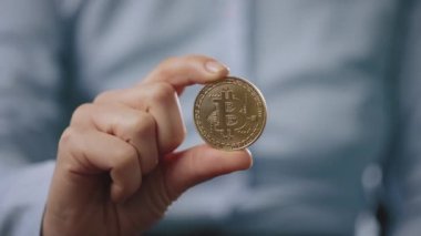 Elinde tuttuğu adam fiziksel bitcoin.