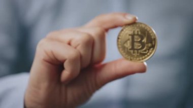 Fiziksel bitcoin gösteren adama yaklaş