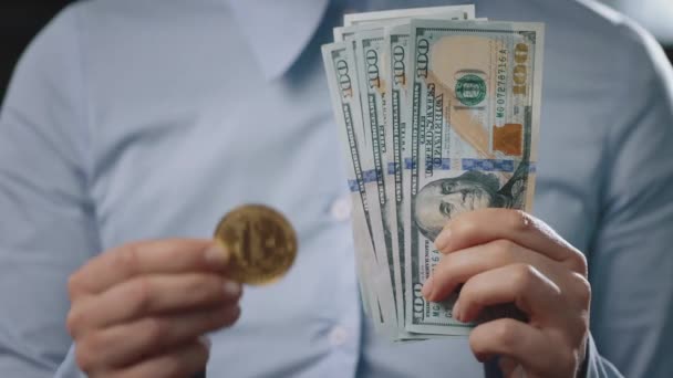 Hombre eligiendo bitcoin en lugar de papel moneda — Vídeos de Stock