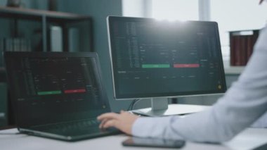 İşyerinde borsa verilerini kontrol eden tüccar