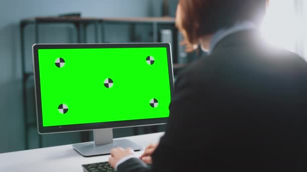 仕事のための緑の画面を持つコンピュータを使用してビジネス女性 — ストック動画