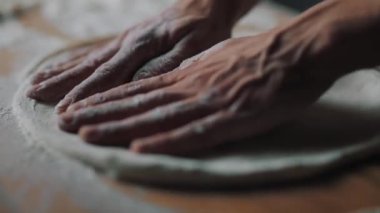 Yetenekli pizzacının hamur oluşumunu kapat.