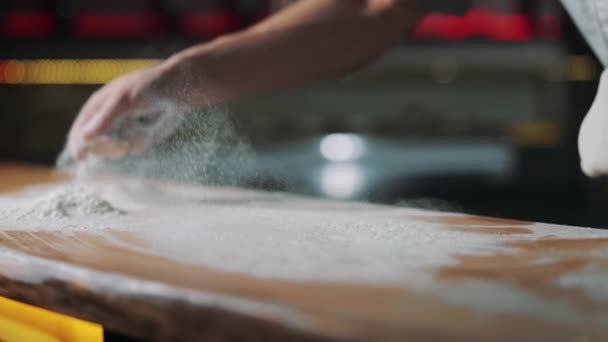 Chef mesa de farinha antes de amassar a massa — Vídeo de Stock