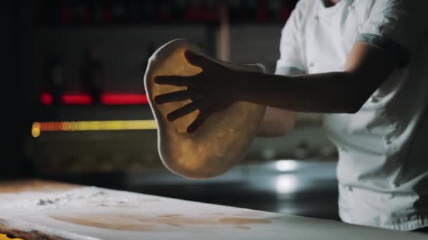 Крупним планом шеф-кухар, що працює з основою піци тіста — стокове відео