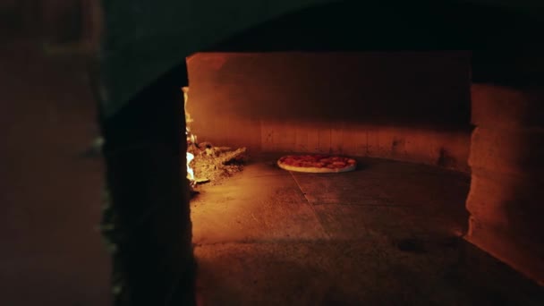 Cuisson italienne de pizza près du feu brûlant à la cuisinière — Video