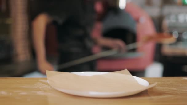 Pyszna pizza leży na okrągłym talerzu — Wideo stockowe