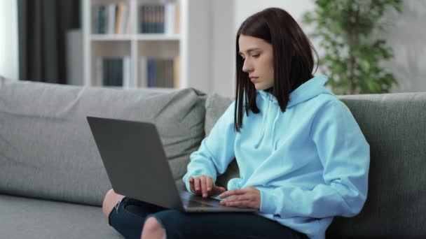 Frau arbeitet zu Hause am Laptop — Stockvideo