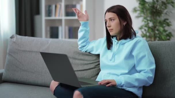 Glückliche Frau mit Video-Chat auf Laptop — Stockvideo