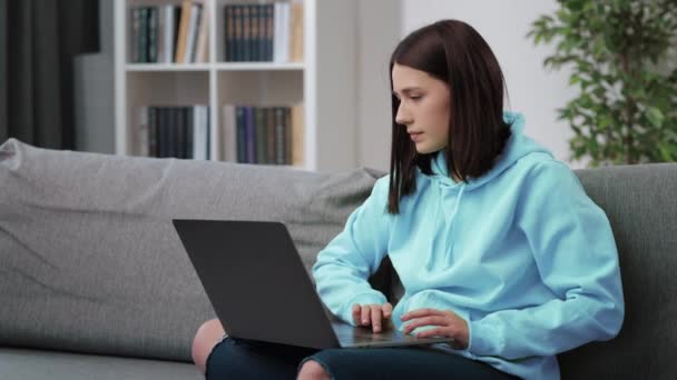 Konzentrierte Frau tippt auf Tastatur des Laptops — Stockvideo