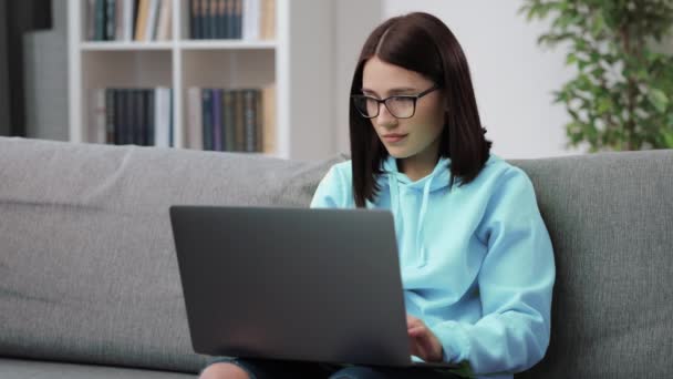 Frau benutzt Laptop für die Arbeit zu Hause — Stockvideo