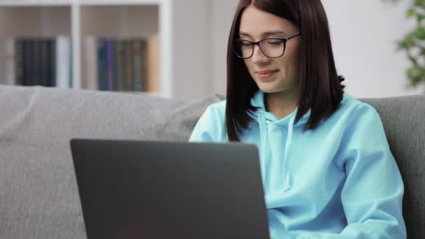 Frau spricht während Videoanruf auf Laptop — Stockvideo