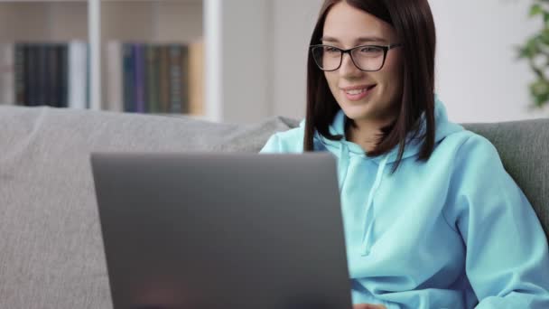 在笔记本电脑上举行视频会议的年轻妇女 — 图库视频影像