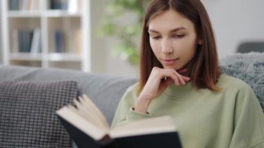 Evde kitap okuyan pozitif kadın.