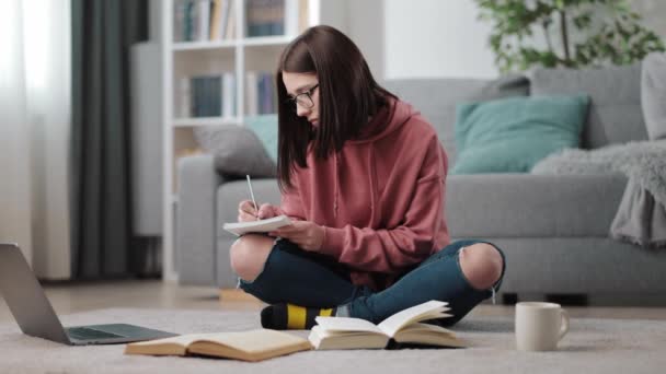 Estudiante femenina estudiando en el portátil en casa — Vídeos de Stock