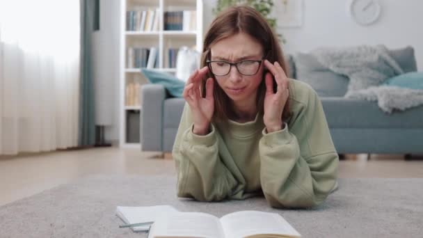 집에서 공부 한 후 피곤해 하는 여자 — 비디오