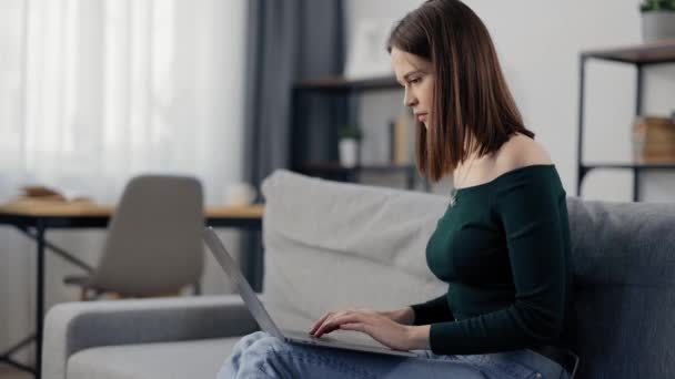Mulher navegando na internet no laptop em casa — Vídeo de Stock