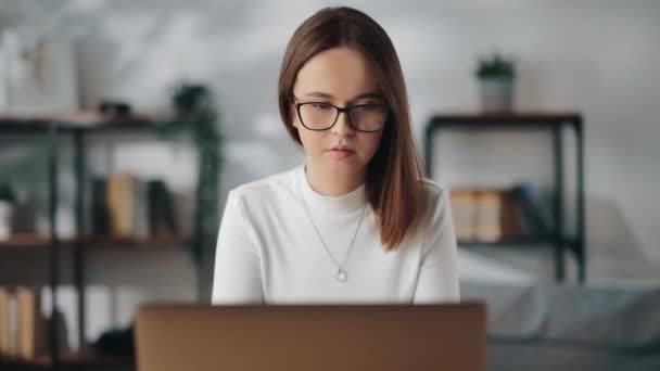 Laptopot használó nő otthon dolgozik — Stock videók