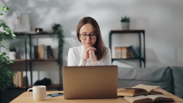 Nő birtoklás video chat a laptop otthon — Stock videók