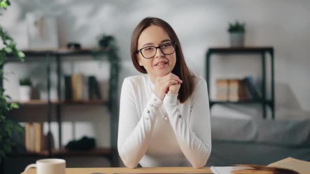 妇女坐在桌旁，在视频通话中交谈 — 图库视频影像