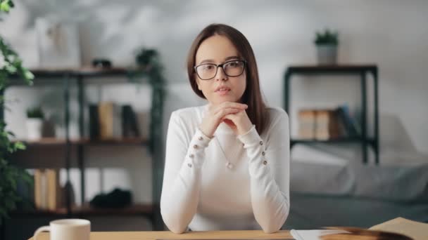 Nő figyel figyelmesen közben video chat — Stock videók