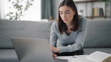 Öğrenci çalışmak için dizüstü bilgisayar kullanıyor